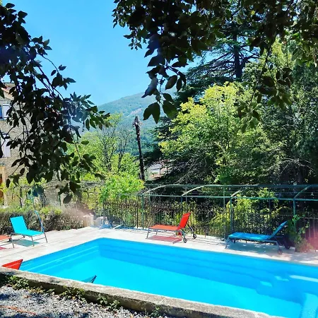 Royale: Luxurious Retreat With Heated Pool Bed & Breakfast
